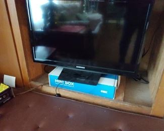 SAMSUNG LED 24" SMART TV