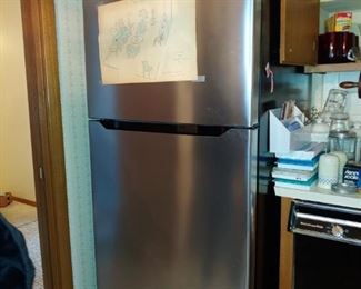 2017 INSIGNIA 18 CU.FT TOP MOUNT REFRIGERATOR.     CLEAN WITH ICE MAKER