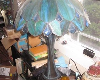 STAINED GLASS MADNESS!
TIFFANY STYLE LIGHTING (HUNDREDS OF CHOICES)