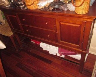 Thomasville Dining Room Suite Complete with Buffet