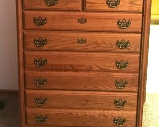Mobel Inc. "Oak Towne" chest of drawers 