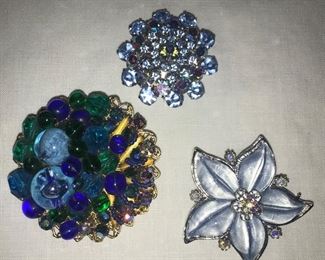 Blue tone brooches 