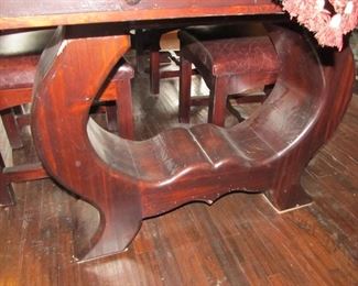 A close-up of the "horseshoe" design of the table base