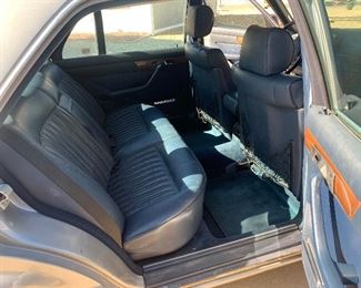 1987 Mercedes Benz 420 SEL (Vehicle just had extensive servicing/rebuild and is road ready)