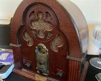 Thomas collectors edition reproduction cathedral radio auto cassette