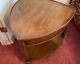 Vintage MCM Henredon furniture end table triangle 26”x26”x24”