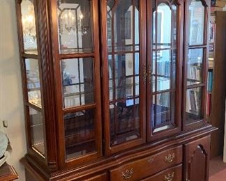 Lexington Mahogany Heirloom China Cabinet 89x60x17in HxWxD