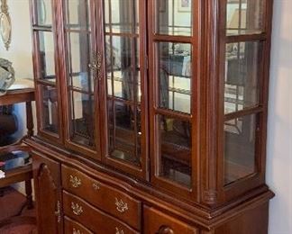 Lexington Mahogany Heirloom China Cabinet 89x60x17in HxWxD