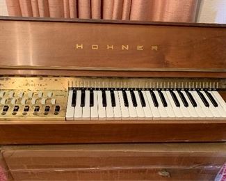 Hohner Vintage Table Top Organ Chord 18