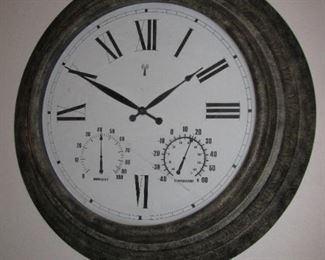 25 inch Diameter Wall Clock with Humidity  - Temperature in Celsius - Very nice!