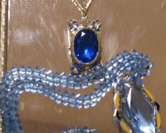 Lot's of Vintage Jewelry - Really Pretty Necklaces