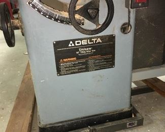 Delta omni saw with all the rollers and additional table