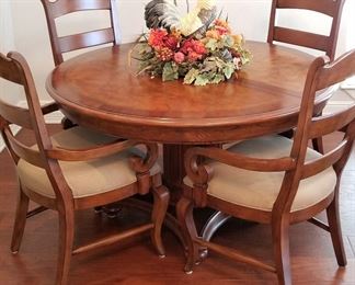 Very nice round dining table & chairs w/ extra leaf
