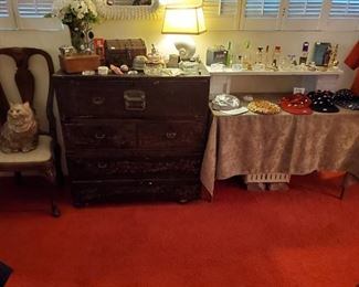 Antique 2 piece chest dresser.