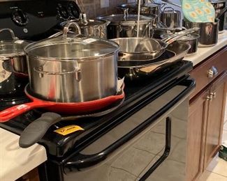 Full kitchen including beautiful stainless cookware. 
