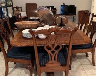 Henredon dining room table. 