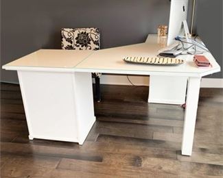 Lot 004
Pottery Barn Bedford Corner Desk and Filing Cabinet