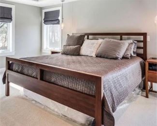 Lot 012-1
Room And Board "Berkely" Collection Bed