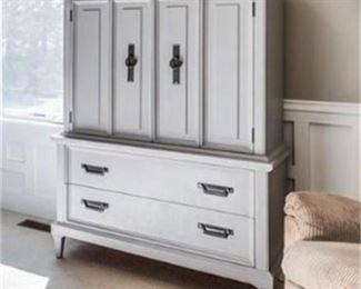 Lot 022
Vintage Henry Goodman Chalk Painted Mid-Century Chest of Drawers