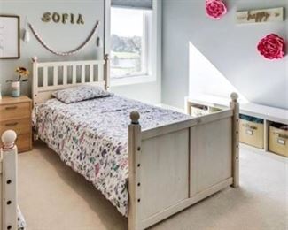 Lot 026
Pottery Barn Twin Bed