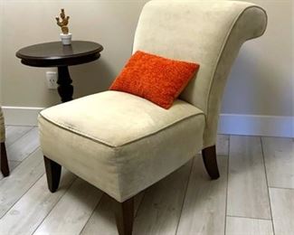 Lot 043
Decorator Rolled Back Occasional Chair