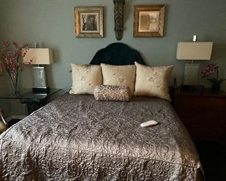 Tempurpedic queen size bed in fantastic condition