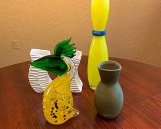 Flower vases and Glass cockatoo https://ctbids.com/#!/description/share/293110