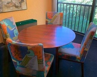Dining table and chair set https://ctbids.com/#!/description/share/293082