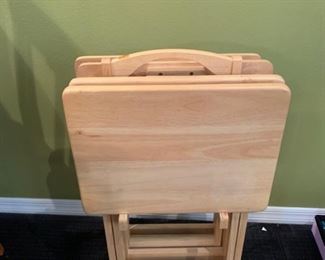 Set of four TV trays and stand https://ctbids.com/#!/description/share/293117