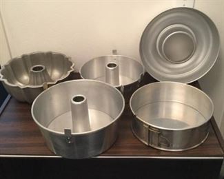 Baking Pans https://ctbids.com/#!/description/share/294803
