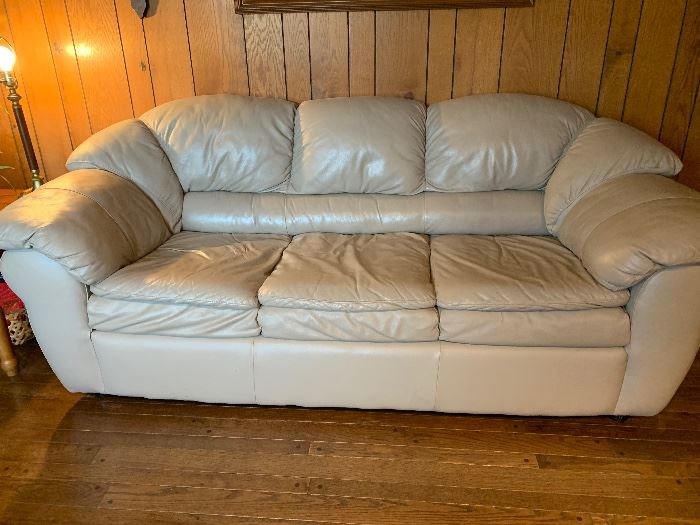 OFF SITE location and selling with a leather chair.  Its a very nice set in great condition!!!
Set   $550 CASH