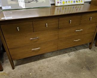 Drexel Profile Dresser