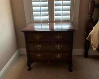 Eathan Allen end table with burl edged top.