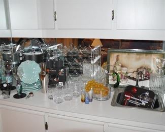 Great bar area complete with all your entertaining needs!!