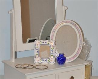 Adorable vanity mirror with drawers