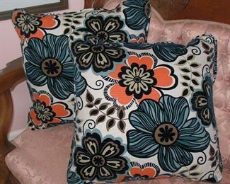 Pair New Flowery pillows