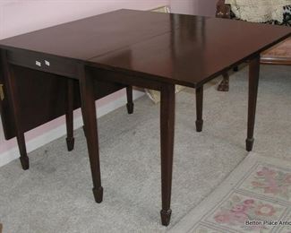 Stunning Mahogany Federal Gateleg Table