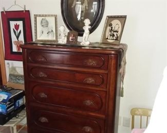 Chest of drawers matching
