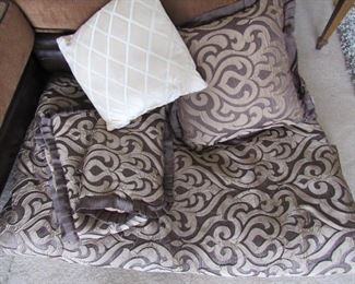 Queen comforter with matching shams