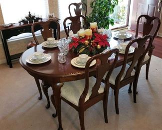 Beautiful Dining Table w/6 Chairs