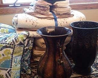 LINENS / METAL POTS