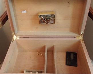 CIGAR HUMIDOR / INLAY-ED TOP