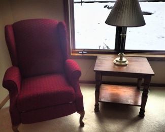 RECLINER / WOOD SIDE TABLE / LAMP