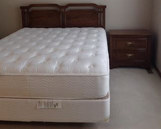QUEEN MATTRESS & BOXSPRINGS / HEADBOARD / 2-NITE STANDS