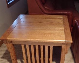 OAK SIDE TABLE
