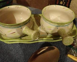 LARGE VARIETY OF MULTI SEASON SERVING AND BAKING DISHES / TEMPTATIONS / RACHAEL RAY / PAMPERED CHEF / A FEW OF THE BRANDS