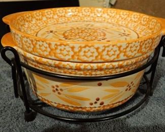 LARGE VARIETY OF MULTI SEASON SERVING AND BAKING DISHES / TEMPTATIONS / RACHAEL RAY / PAMPERED CHEF / A FEW OF THE BRANDS