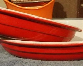 LARGE VARIETY OF MULTI SEASON SERVING AND BAKING DISHES / TEMPTATIONS / RACHAEL RAY / PAMPERED CHEF / A FEW OF THE BRANDS