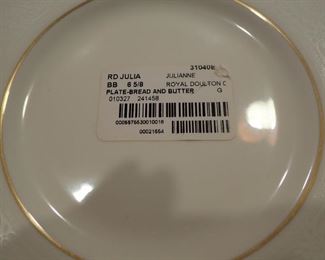 ROYAL DOULTON SET OF CHINA SERVICE FOR 12