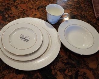 ROYAL DOULTON SET OF CHINA SERVICE FOR 12